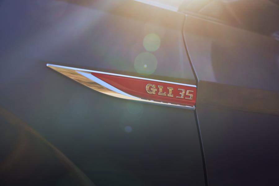 Детали экстерьера Volkswagen Jetta GLI 35th Anniversary 2019 года  (NA) (фото 9 из 44)